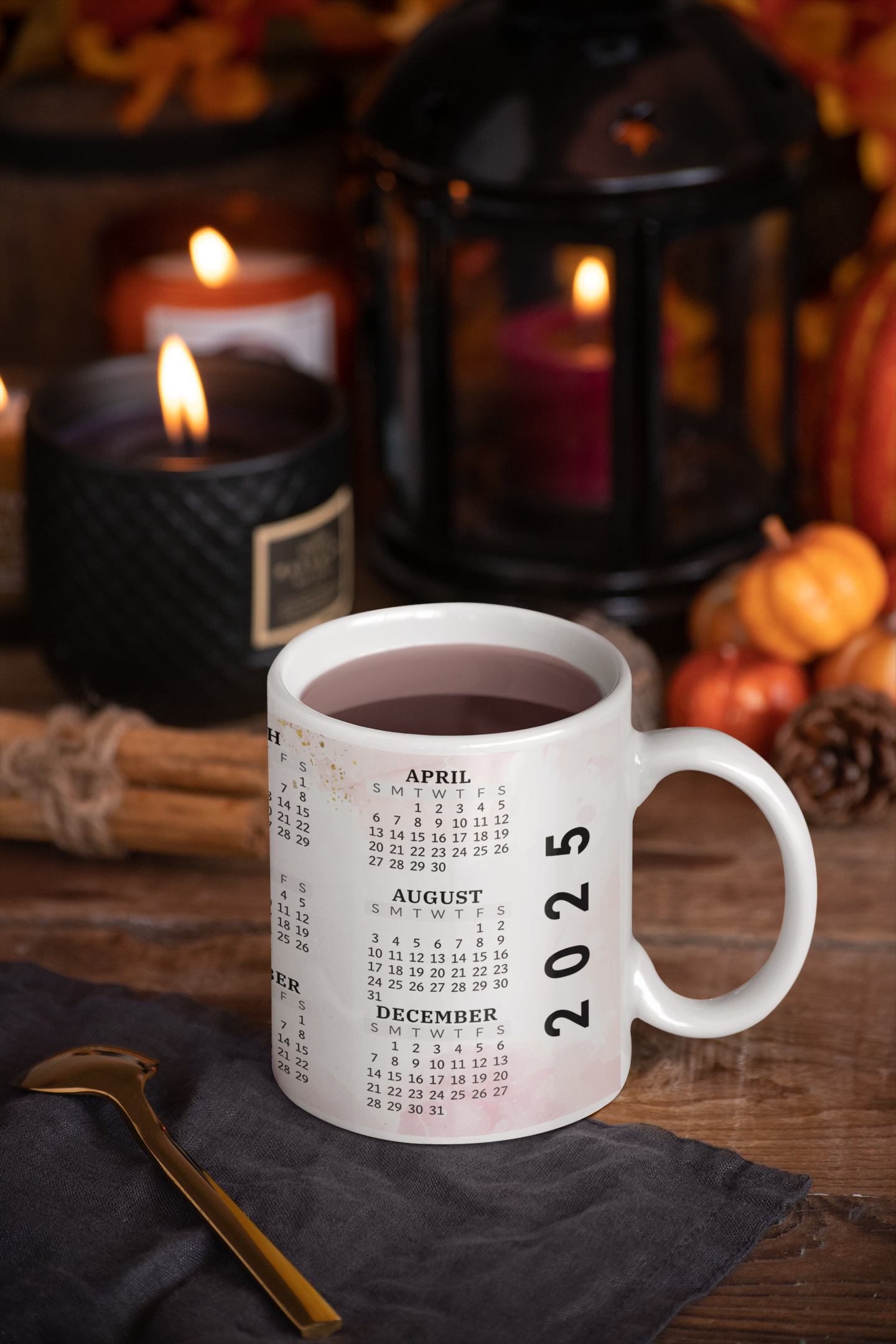 Tasse mit Kalender 2025